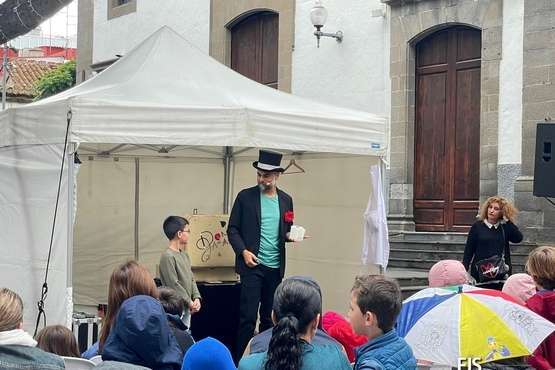 Don Garabato sortea la lluvia para hacer reír a los niños de Telde/FJS Fotografía.